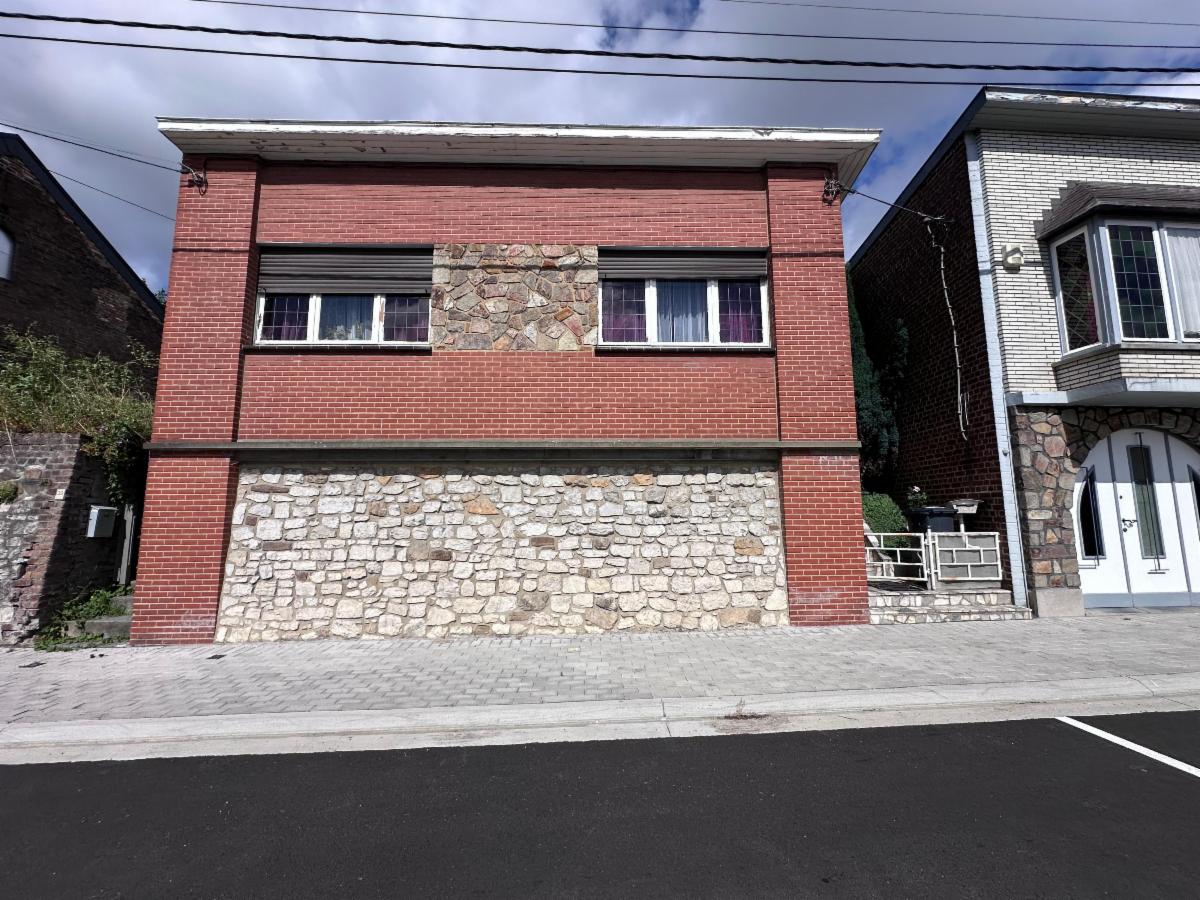 Maison plain-pied 4façades avec 2 chambres.