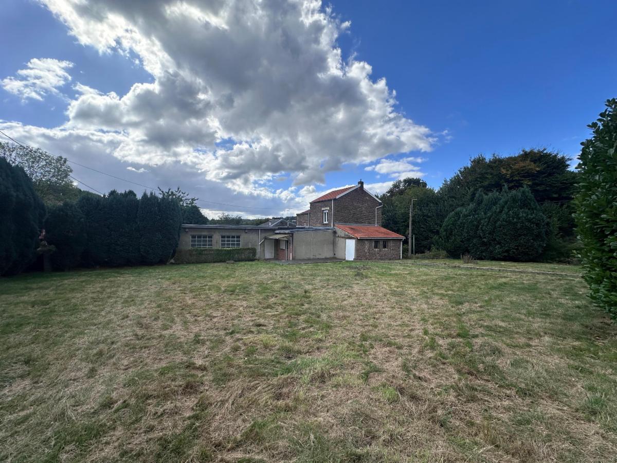 Maison 4 façades à rénover avec un beau potentiel. 