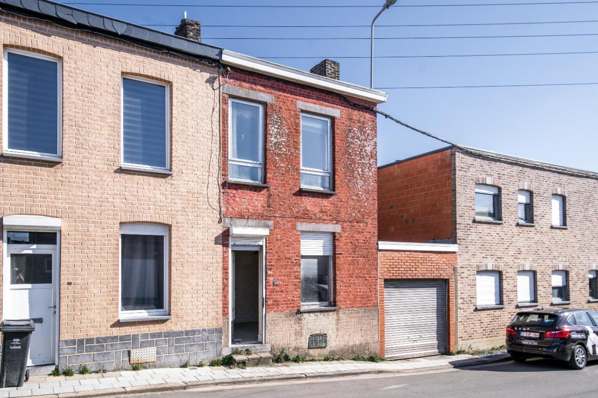 Maison 2 façades à rénover avec garage et atelier. 