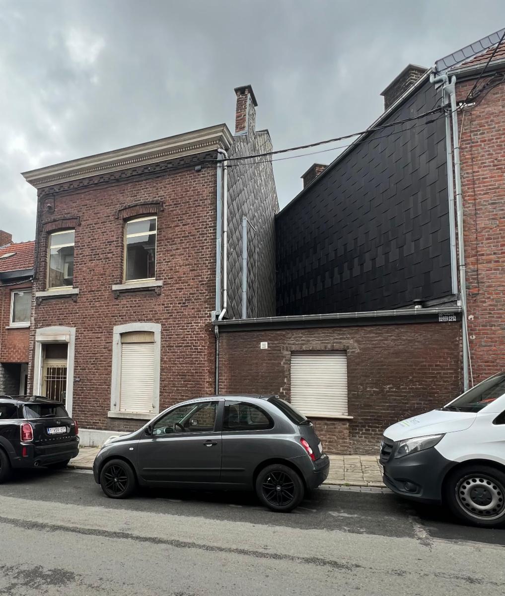 Maison à rénover de 4 chambres avec cour