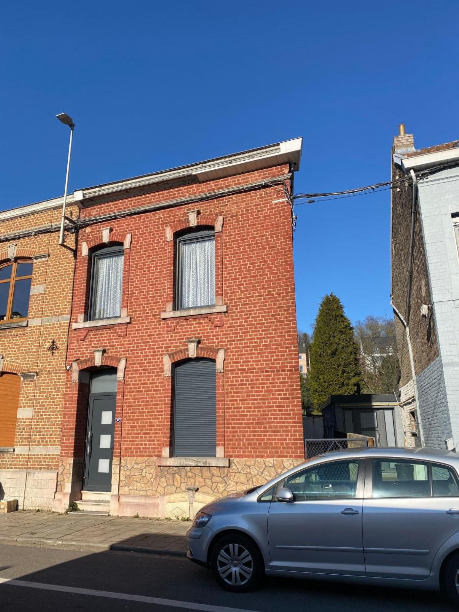 Maison semi-mitoyenne REZ + 2 avec cour et jardin