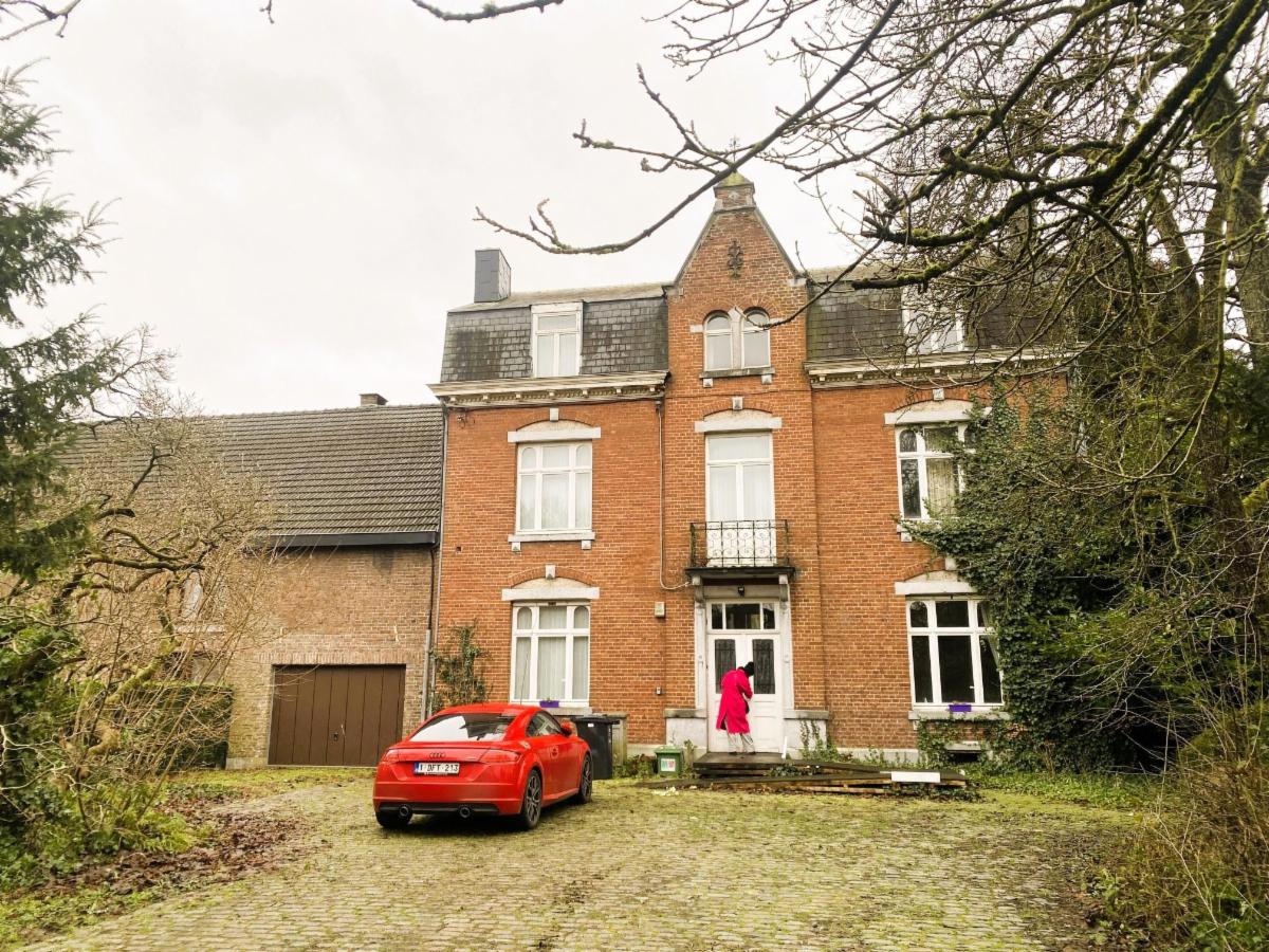 Maison bourgeoise semi-mitoyenne avec jardin et garage