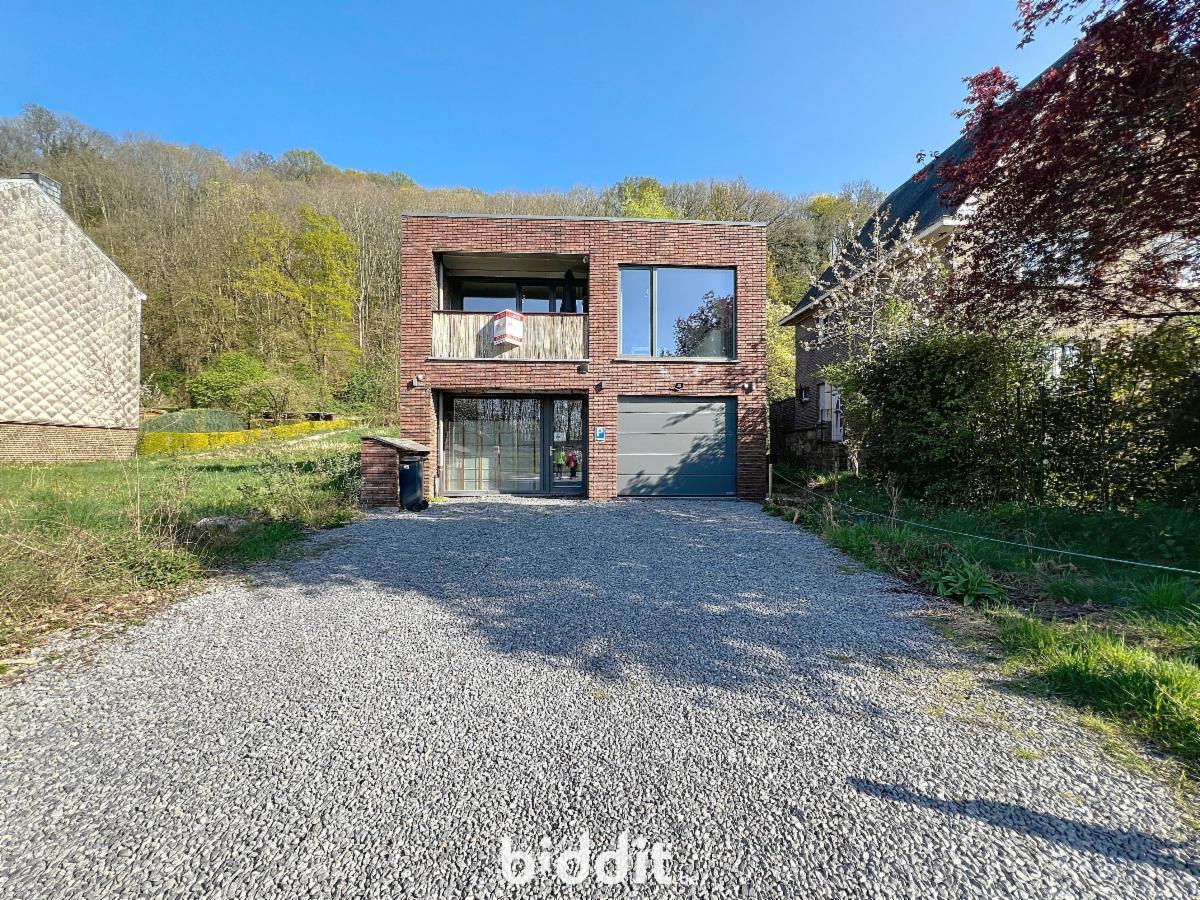 Spacieuse maison 4 façades offrant de multiples possibilités