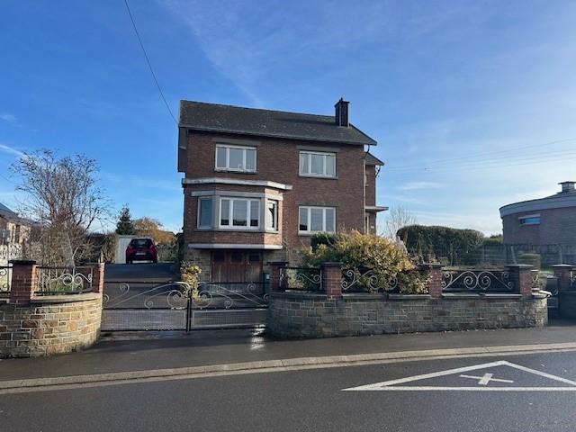Maison de maître avec jardin dans un quartier résidentiel