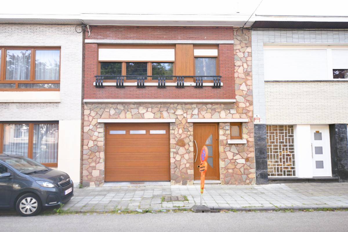 maison d'habitation unifamiliale avec garage et jardin