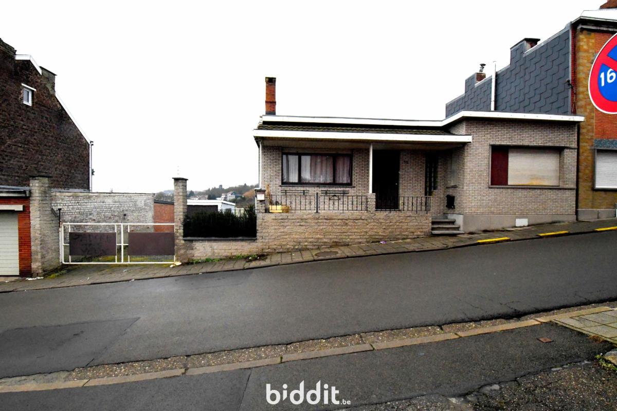 BUNGALOW AVEC GARAGES ET JARDIN