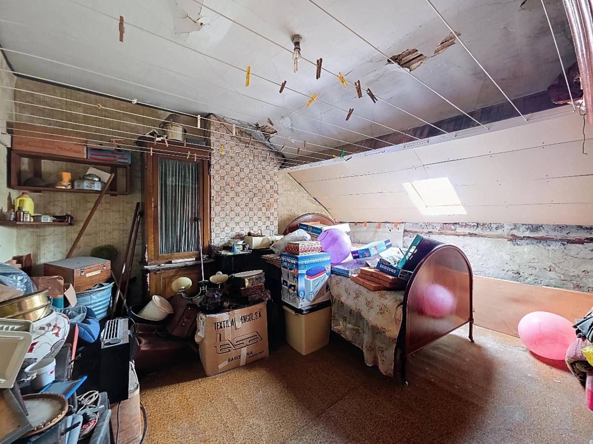 Photo 10 du bien Maison à rénover dans une voie sans issue - beau potentiel !