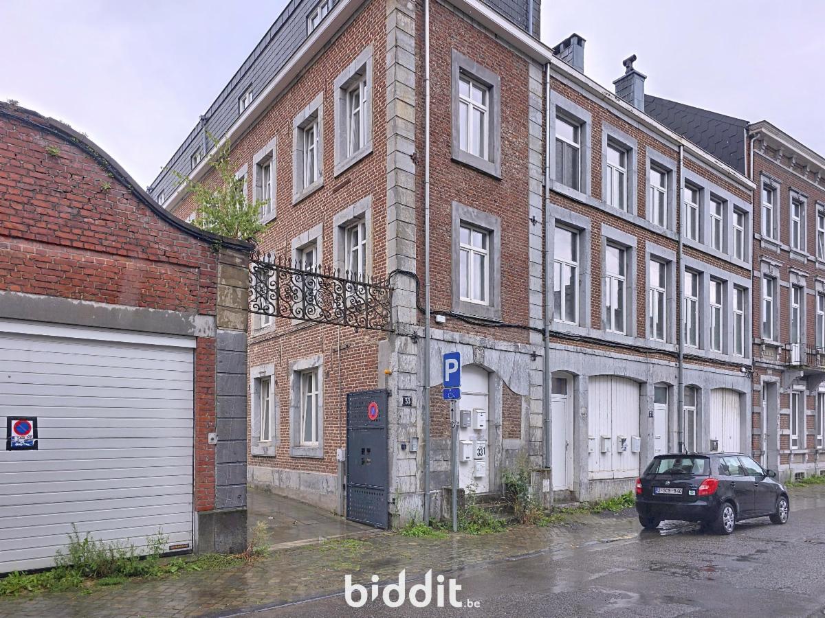 Appartement avec terrasse, cave et parking privatif